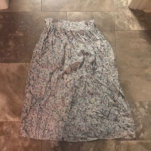 Maxi skirt, still has tags. Size small.